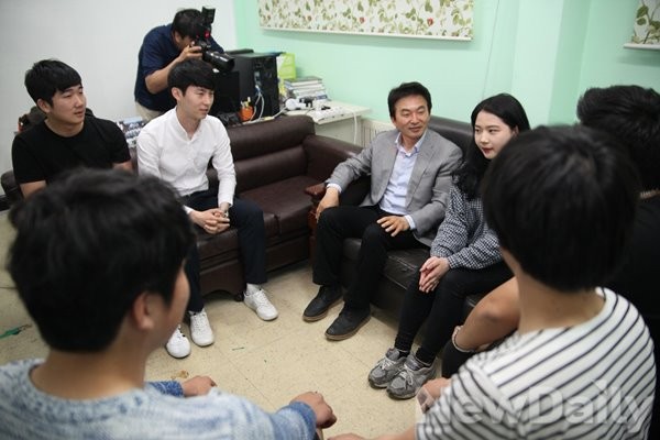 ▲ 새누리당 원희룡 제주도지사 후보가 27일 제주관광대학교를 방문해 학생들과 대화의 시간을 갖고 있다. ⓒ원희룡 캠프 제공