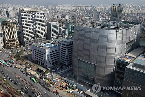 ▲ 지난달 8일 인부 사망 사고 발생 현장인 서울 송파구 제2롯데월드 엔터테인먼트동(오른쪽)ⓒ연합뉴스