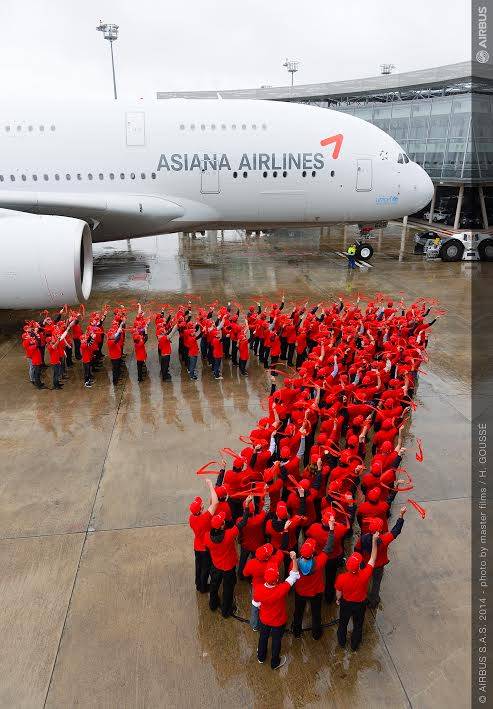 ▲ 아시아나항공이 26일 프랑스 툴루즈에 위치한 에어버스 항공기 인도센터에서 A380 1호기 인수 행사를 가졌다. 이를 기념하여 에어버스 직원들이 아시아나항공의 상징인 윙(Wing) 로고를 형상화하고 있다.