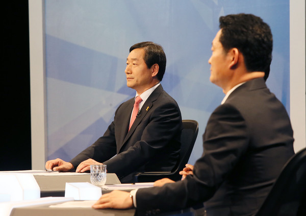 ▲ 27일 인천시장 TV토론에서 유정복후보와 송영길 후보는 각자의 공약을 어필했다. 서로에 공약에 대해 두 후보는 