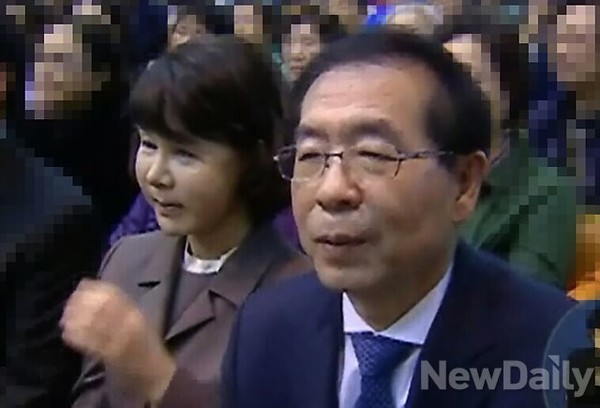 ▲ 새정치민주연합 박원순 서울시장 후보와 아내인 강난희 여사. ⓒ 뉴데일리