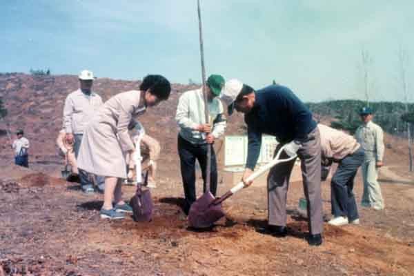 1977년 4월 5일 경기 양주의 식목일 행사에 참석한 박정희 대통령. [사진: 김성일 교수 제공]