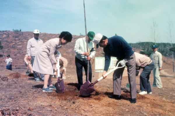 ▲ 1977년 4월 5일 경기 양주의 식목일 행사에 참석한 박정희 대통령. [사진: 김성일 교수 제공]