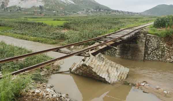 ▲ 비가 온 뒤 무너진 다리. 산림이 황폐해지면 비가 올 때마다 홍수가 난다. [사진: 김성일 교수 제공]