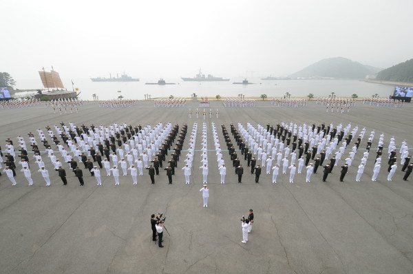 ▲ 28일 해군사관학교 연병장에서 열린 제116기 해군·해병대 사관후보생 수료 및 임관식에서 해군․해병대 신임소위들이 힘차게 경례하고 있다.ⓒ해군