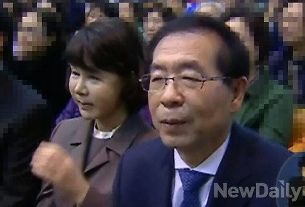 ▲ 새정치민주연합 박원순 서울시장 후보와 아내인 강난희 여사. ⓒ 뉴데일리