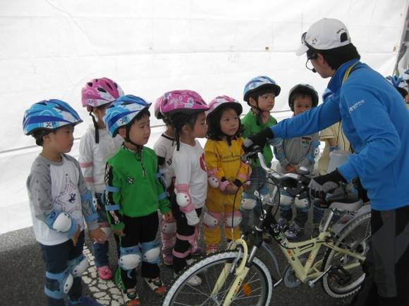 ▲ 자전거안전체험교실에 참여한 어린이들이 설명을 듣고 있다.ⓒ손해보험협회