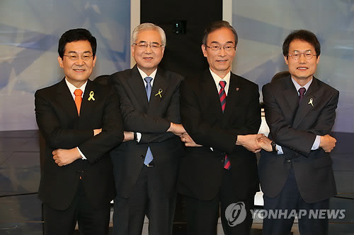 ▲ 6.4 전국 동시 지방선거를 6일 앞둔 29일, 서울교육감 선거 판세가 혼전 양상을 띠고 있다. 이날 리얼미터가 발표한 여론조사에서는 문용린 후보가 지지율 23.3%를 기록하면서, 고승덕 후보와 조희연 후보를 오차범위 내에서 앞섰다. 사진은 23일 오전 서울 여의도 KBS에서 열린 서울시교육감 후보자 합동 TV 토론회에 참석한 후보들의 모습. 왼쪽부터 고승덕, 문용린, 이상면, 조희연 후보.ⓒ 사진 연합뉴스