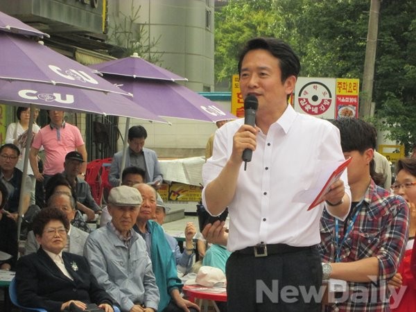 ▲ 새누리당 남경필 경기도지사 후보가 자신의 공약을 시민들에게 설명하고 있다. ⓒ뉴데일리 DB