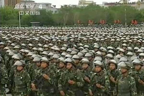 ▲ 중국 공산당은 최근 폭탄테러 이후 무장경찰을 신장 위구르 지역으로 보내 주민들을 강력히 억압하고 있다. [사진: CCTV 보도화면 캡쳐]