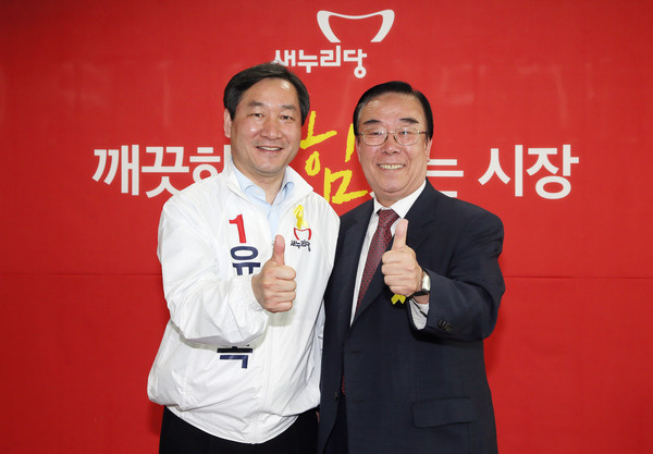 ▲ 유정복 후보에 대한 릴레이 지지선언이 잇따르고 있다. 사진은 지난 21일 유 후보를 지지하겠다고 나선 서한샘 잎새방송회장과 유 후보의 모습. ⓒ뉴데일리