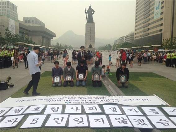 ▲ 진중권 교수는 한대포의 세월호 추모 기자회견에 대해 [이것을 능가하는 개그는 없다]고 조롱하는 트윗을 게재했다. 이에 한대포는 28일 반박성명서를 내고 진 교수의 발언에 전면 대응했다. ⓒ뉴데일리 엄슬비 기자