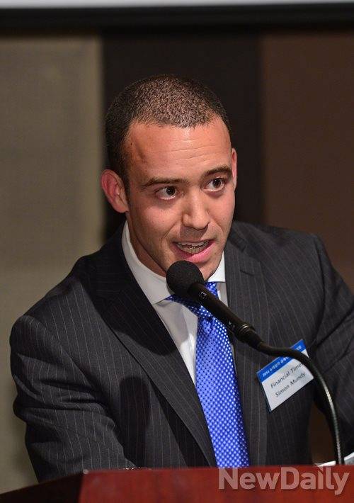 ▲ 사이먼 먼디 FT 특파원이 뉴데일리경제 '규제혁파 심포지엄'에서 주제 발표를 하고 있다. ⓒ뉴데일리경제