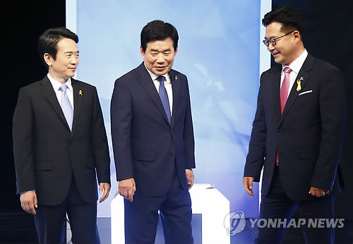 ▲ 남경필 새누리당(왼쪽부터), 김진표 새정치민주연합, 백현종 통합진보당 경기지사 후보가 29일 밤 서울 여의도 KBS방송국에서 열린 TV 토론회에서 기념촬영을 위해 이동하고 있다. ⓒ연합뉴스