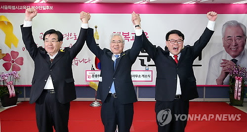 ▲ 지난 15일 서울 문용린 후보 개소식에 참여한 수도권 교육감 보수단일후보들. 왼쪽부터 이본수 인천교육감 후보, 문용린 서울교육감 후보(가운데), 조전혁 경기교육감 후보(오른쪽).ⓒ 사진 연합뉴스