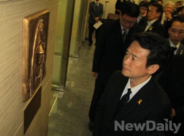 ▲ 남경필 새누리당 경기도지사 후보가 30일 경기도 수원과학대에서 열린 '박지영홀' 명명식에 참석해 고 박지영 씨의 부조상을 바라보고 있다. ⓒ뉴데일리=유경표 기자