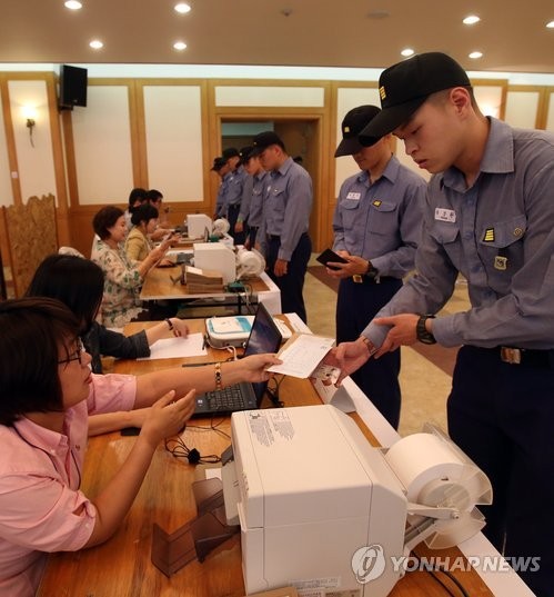 ▲ 6·4 지방선거 사전투표 첫날인 30일 오전 경기도 평택 해군2함대사령부에 마련된 사전투표소에서 해군 장병들이 투표하고 있다.ⓒ연합뉴스