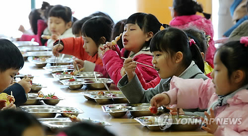 ▲ 지난 3월 서울시교육청의 학교급식 시연회 실시 모습.ⓒ연합뉴스