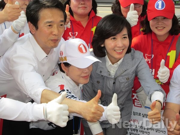 ▲ 30일 새누리당 남경필 경기도지사 후보와 선거유세 지원에 나선 나경원 전 의원의 모습ⓒ뉴데일리=유경표 기자