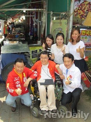 ▲ 새누리당 남경필 경기도지사 후보(오른쪽)와 김소영 공동선대위원장(가운데) 그리고 김용서 수원시장 후보가 선거승리를 다짐하며 포즈를 취하고 있다. ⓒ뉴데일리 유경표 기자