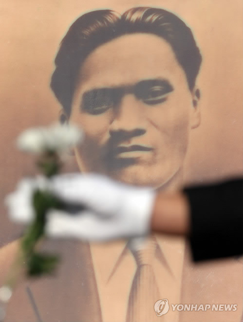 ▲ 지난해 12월 19일 오전 서울 용산구 효창공원에서 열린 매헌 윤봉길 의사 81주기 추모식에서 참석자들이 헌화하고 있다.ⓒ 사진 연합뉴스