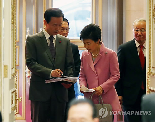 ▲ 박근혜 대통령과 뭔가를 논의하는 김장수 前국가안보실장. ⓒ연합뉴스. 무단전재 및 재배포 금지