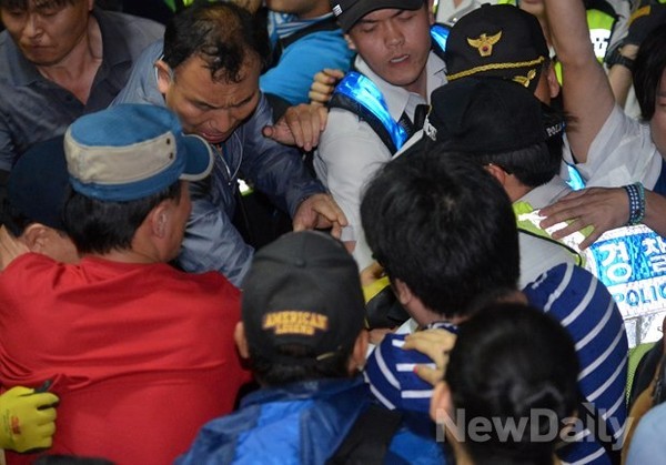 ▲ 돌진하는 '떼'촛불, 힘겨운 경찰 ⓒ뉴데일리 이미화 기자