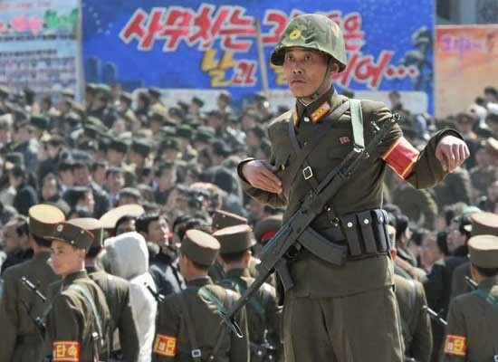 ▲ 북한 인민군 병사가 AK-74의 북한 카피판인 88식 자동보총(자동소총)을 메고 있다. 북한은 AKM을 카피한 68식 자동보총과 AK-74를 카피한 88식 자동보총을 주로 사용하고 있다. [사진: AR-15.com 캡쳐=