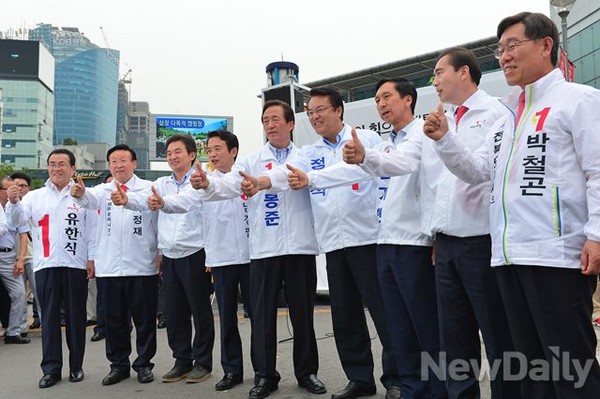 ▲ 6.4지방선거 새누리당 광역단체장 후보들이 1일 서울역 광장에 모여 필승을 다짐하고 있다. ⓒ뉴데일리=정상윤 기자