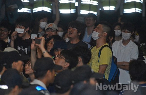 ▲ 세월호 추모집회에 나와 청와대로 진출하려 시도하는 시위대. 이들도 '박근혜 퇴진'을 외친다. [자료사진]