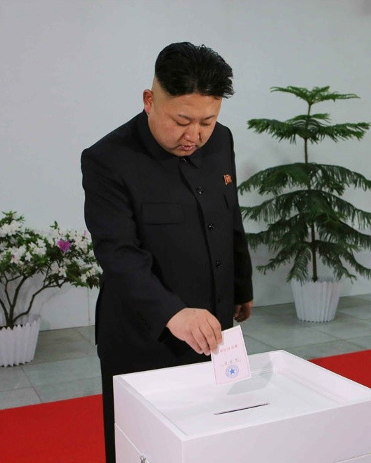 ▲ 인민대의원 선거에 투표 중인 김정은. 6.4 지방선거에서 김정은의 주장대로하면 김정은이 투표하는 것이나 다름 없을 것이다. [자료사진]