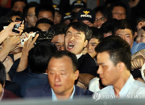 ▲ 지난해 9월 5일 수원구치소에 구속수감되기 위해 수원 남부경찰서를 나오는 이석기 의원.ⓒ연합뉴스