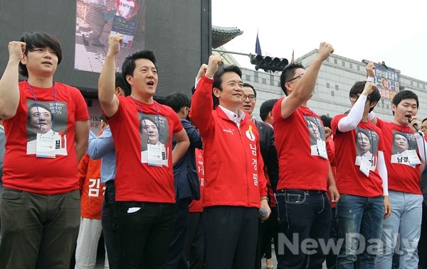 ▲ 경기도 수원 지동시장에서 1일 열린 새누리당 중앙선거대책회의에서 남경필 경기도지사 후보가 선거운동원들과 함께 파이팅을 외치고 있다. ⓒ제공=남경필 후보 선거캠프