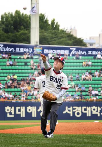 휠라 윤윤수 회장이 1일 오후 잠실구장에서 열린 두산-롯데전 시구자로 나섰다. 휠라와 두산베어스 후원 20주년을 기념하는 등번호 20을 달고 시구를 했다.ⓒ휠라코리아