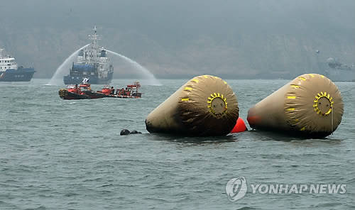 ▲ 세월호 침몰사고 해역인 전남 진도군 관매도 인근에서 선박들이 기름 제거 작업을 하고 있다.ⓒ연합뉴스