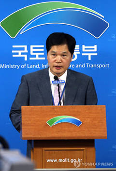 ▲ 국토교통부 유병권 토지정책관은 2일 정부세종청사 기자실에서 고가 임대아파트인 '한남더힐'의 적정 감정평가액에 대한 타당성 조사 결과 세입자나 시행사 측의 감정평가 결과가 모두 부적정한 것으로 판정됐다고 밝혔다.ⓒ연합뉴스