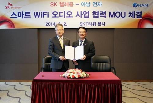 ▲ 2일 열린 SK텔레콤과 아남전자의 휴대용 WiFi 오디오 관련 MOU 체결식에서 SK텔레콤 육태선 신사업추진단장(사진 왼쪽)과 아남전자 최성렬 대표가 협약에 서명하며 적극적인 협력을 다짐했다.ⓒSK텔레콤 제공