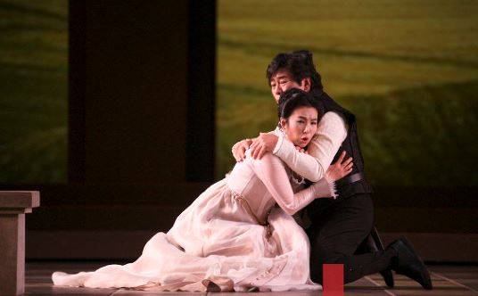 ▲ 오페라 돈카를로에서 나승서(카를로)와 이중창을 부르는 박현주(엘리자베타)