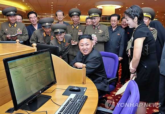 ▲ 자신의 측근들을 데리고 시찰 중인 김정은. 북한에서 인권(人權)이란 김정은 일족의 권리를 말한다. ⓒ연합뉴스. 무단전재 및 재배포 금지.