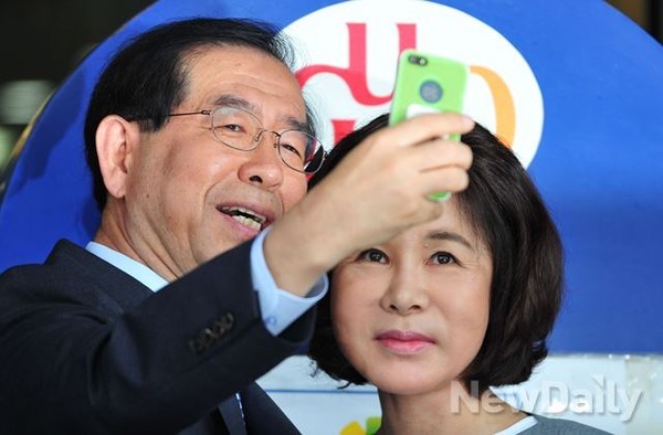 ▲ 지난달 30일 서울 구로3동 주민센터 사전투표장에서 박원순 후보와 투표 인증샷을 찍는 강난희 여사.ⓒ 뉴데일리 DB