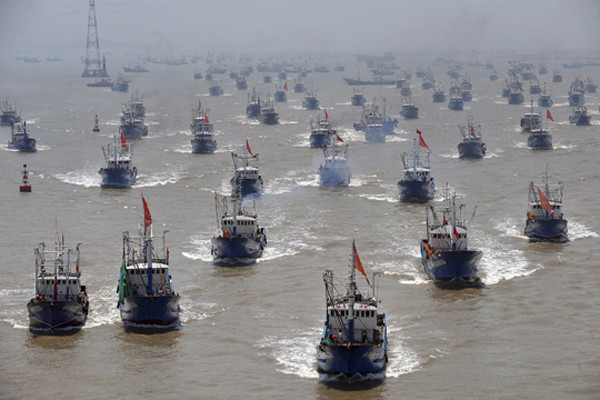 ▲ 서해상으로 몰려드는 중국 어선들. 중국 어선들은 NLL이건 어디건 가리지 않고 조업을 한다. 이들에게 해양법이나 국제법은 의미가 없다. [자료사진]