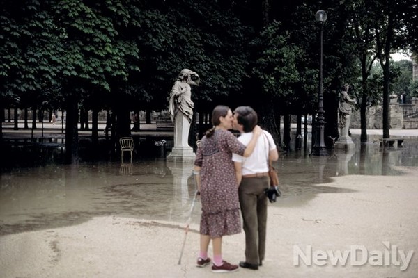 ▲ Paris, Jardin des Tuileries, 1990, Crystal color print ⓒ이경홍
