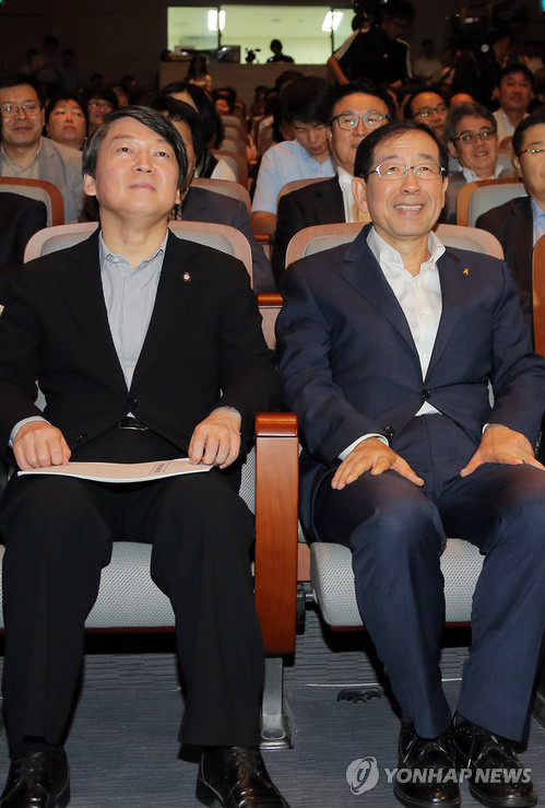 ▲ 지난 11일 무소속 안철수(왼쪽) 의원과 박원순 서울시장이 만났다ⓒ연합뉴스