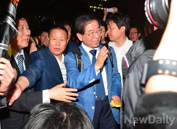 ▲ 박원순 후보는 세종문화회관 중앙계단에서 예정된 행사를 취소하고 종각으로 이동해 시민들과 인사를 나눴다ⓒ뉴데일리 정상윤 기자