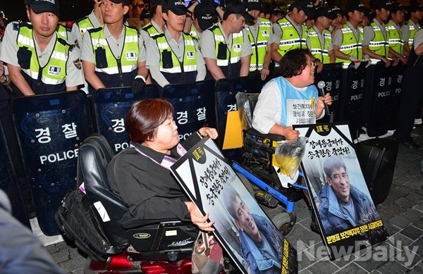 ▲ 한국장애인자립생활센터총연합회 회원들은 세종문화회관 앞 도로를 점거하고 시위를 벌였다ⓒ뉴데일리 정상윤 기자