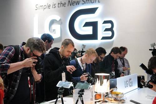 ▲ 지난 28일 런던 배터시 에볼루션(Battersea Evolution)에서 열린 'LG G3' 공개 행사에서 관람객들이 G3를 체험하고 있다. ⓒLG전자 제공