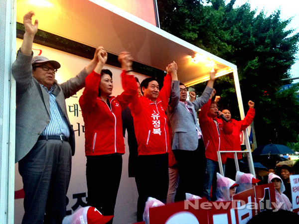 ▲ 4일 자정, 선거운동을 끝낸 유정복 후보는 주안 2030거리에서 지지자들과 함께 기념사진을 촬영하며 성공적인 선거운동의 마무리를 알렸다. ⓒ뉴데일리 엄슬비 기자