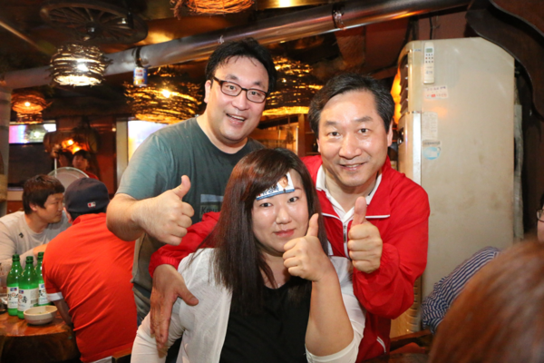 ▲ 주안의 한 식당에서 만난 20대 여성은 유정복을 적극 지지한다며 유 후보의 명함을 이마에 붙인채 기념사진을 촬영했다.  ⓒ유정복 후보 캠프 제공