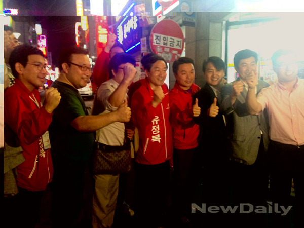 ▲ 주안의 한 식당에서 만난 20대 여성은 유정복을 적극 지지한다며 유 후보의 명함을 이마에 붙인채 기념사진을 촬영했다.  ⓒ유정복 후보 캠프 제공