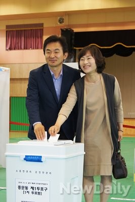 ▲ 새누리당 원희룡 제주지사 후보 내외가 4일 서귀포시 중문동 중문초등학교를 찾아 투표하고 있다. ⓒ뉴데일리=유경표 기자